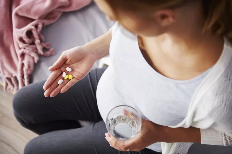 pregnant woman taking supplements